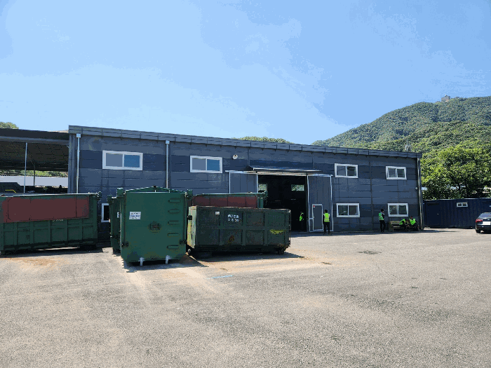 본건 일련번호 2 전경 및 암롤박스(녹색)