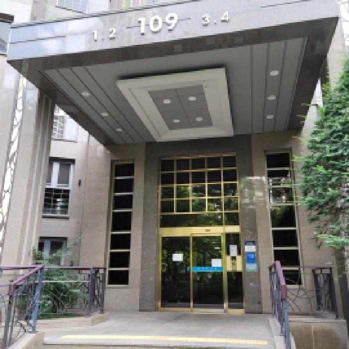 공동현관 출입구 전경(`109`동 표시 있음)