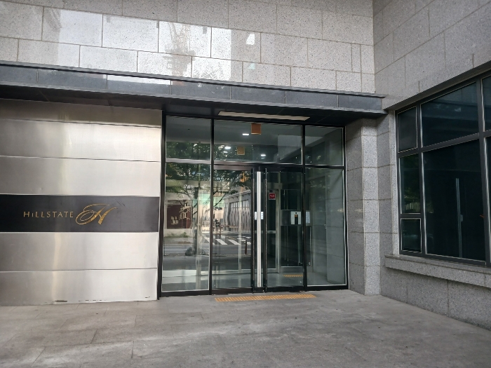 본건 출입 현관