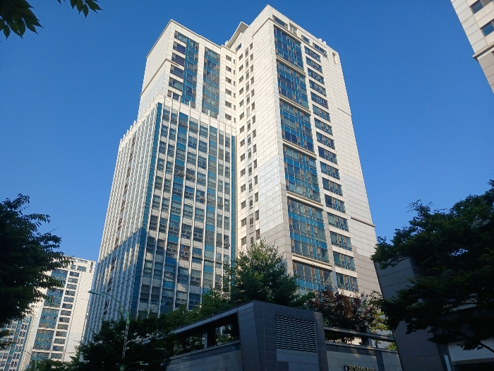 남서측에서 촬영한 본건 소재 건물