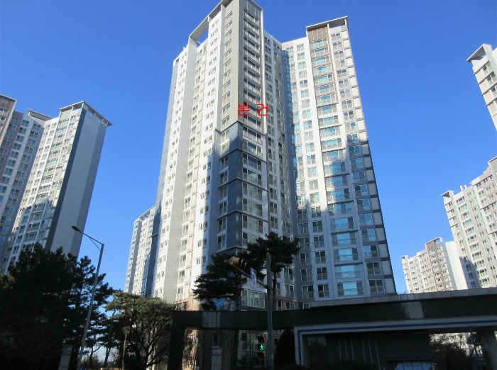 본건 전경 : 본건 [남동측]에서 촬영