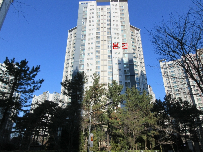 본건 전경 : 본건 [남측]에서 촬영