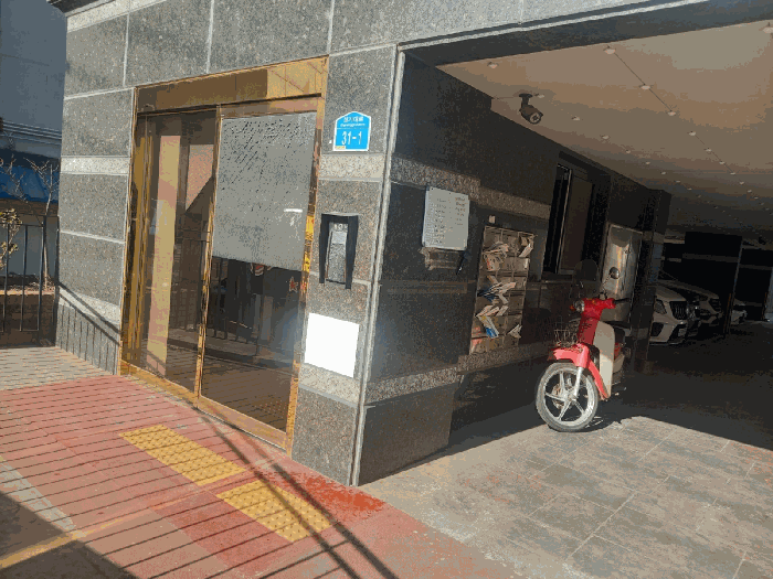 본건동 주 출입구 전경