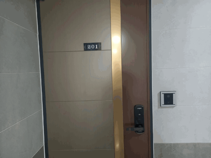 기호(1) 현관 출입문