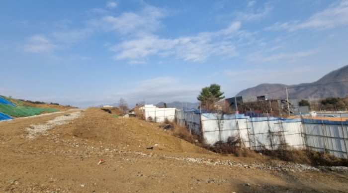 목록 1. 토지(사진 중앙 우측 펜스 안쪽)