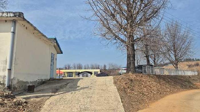 부동산목록 1번 : 학교정문 진입로