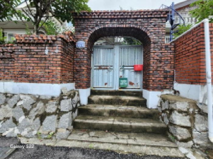 이건 부동산 출입대문