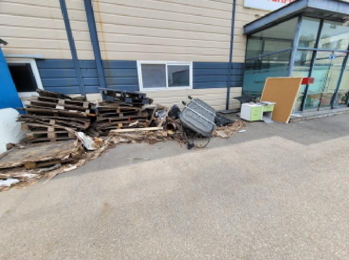 목록 5. 건물 입구 근처에 있는 쓰레기 모습 1