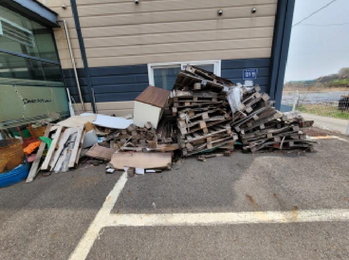 목록 5. 건물 입구 근처에 있는 쓰레기 모습 2