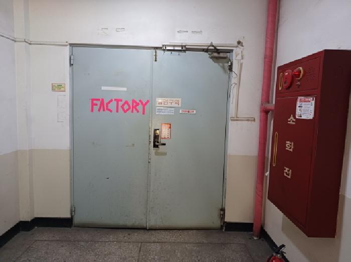 목록 2. 2층 출입문