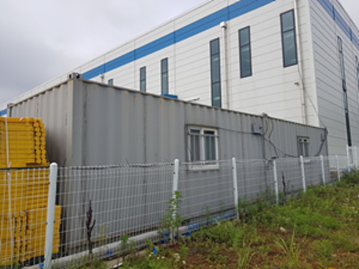 본건 2번 부동산의 외각 경계 철재 펜스따라 설치된 컨테이너박스 2동 모습