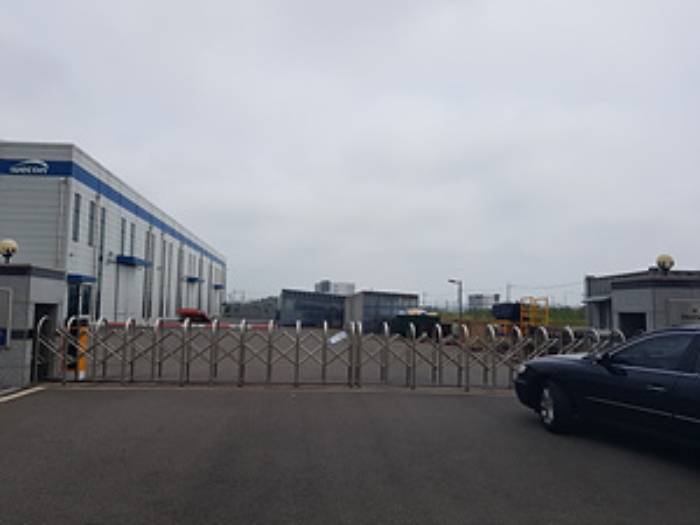 본건 부동산 정문에서 바라본 모습(좌측 본건 1번 부동산, 우측 본건 2번 부동산 지상 제시외 건물 등)