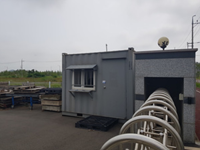 제시외 정문 옆 컨테이너박스(경비실) 1동 모습