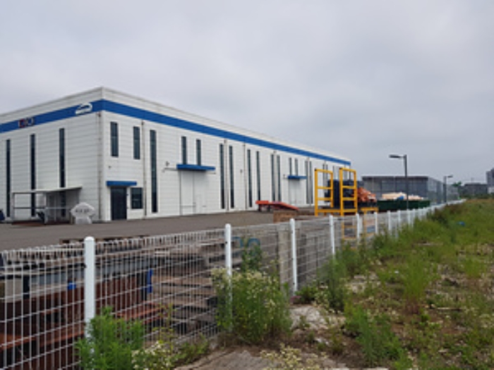 본건 2번 부동산의 외각 경계 철재 펜스가 쳐진 모습