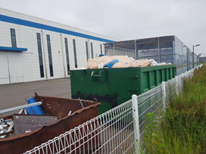 본건 2번 부동산의 외각 경계 철재 펜스를 따라 철재 공작물이 설치된 모습(쓰레기장, 물건보관 공작물)