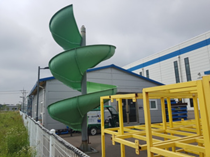 본건 2번 부동산의 외각 경계 철재 펜스따라 설치된 철구조물 모습