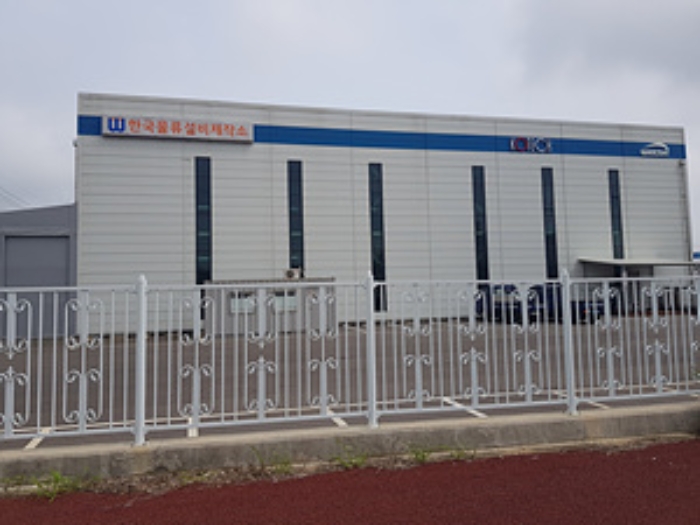 본건 1번 부동산 측면에 인접 설치된 컨테이너 박스 1동 모습