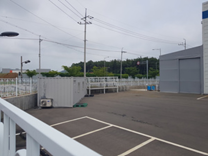 본건 2번 부동산의 외각 경계 철재 펜스따라 설치된 컨테이너박스 1동 모습