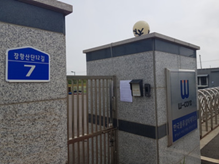 본건 1번 부동산 정문 기둥에 부착한 경매안내문의 모습