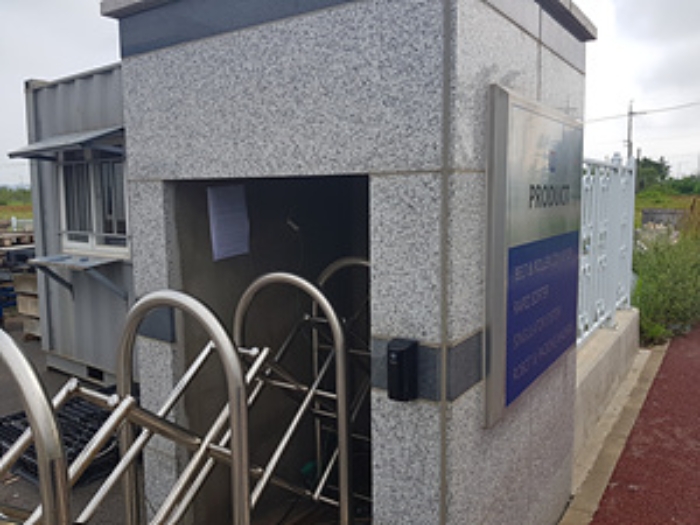 본건 1번 부동산 정문 기둥 안쪽에 부착한 경매안내문의 모습(장마철 훼손우려)