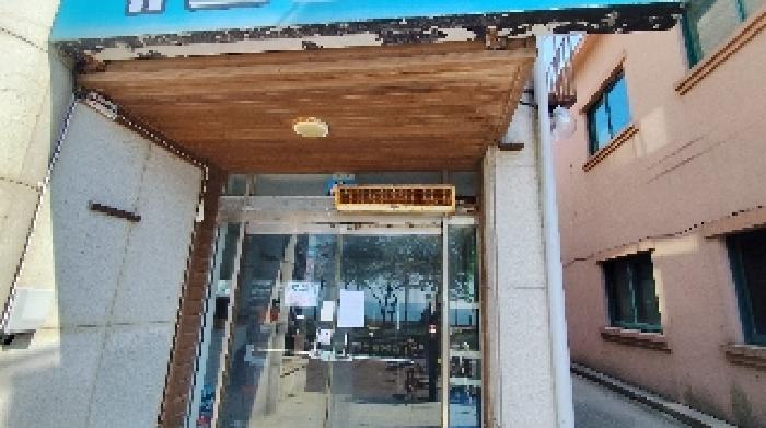 2, 3번 부동산 오른쪽 출입문 안내문 부착