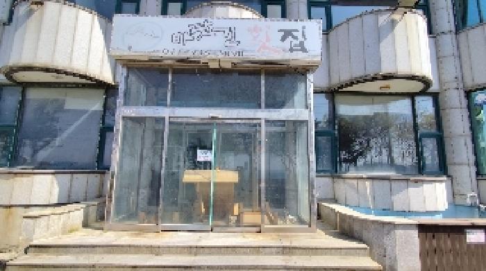 2, 3번 부동산 가운데 출입문 