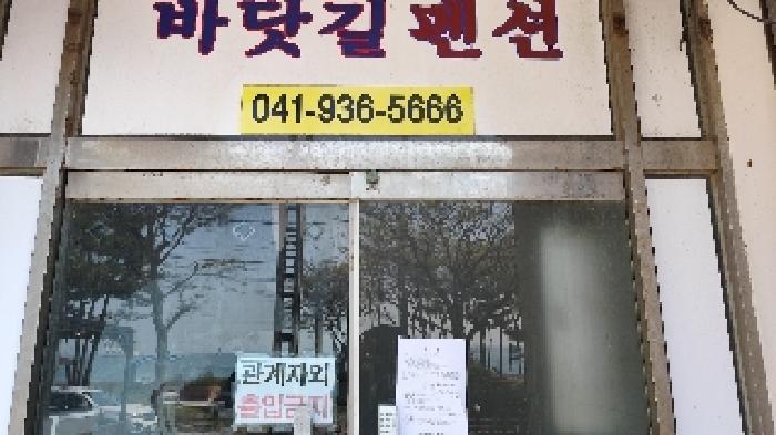 2, 3번 부동산 왼쪽 출입문 안내문 부착