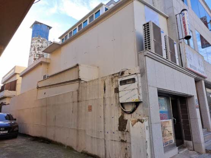 본건 측면 전경(북쪽에서 남동쪽 방향으로 촬영)