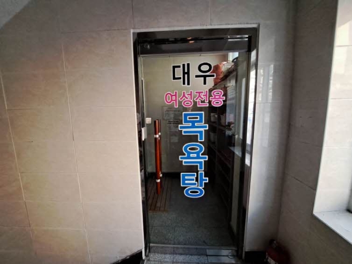 본건 2층 출입문