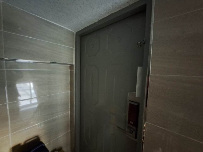 본건 3층 출입문