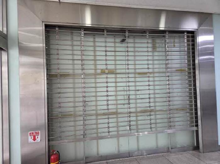 본건 101호 출입문(북쪽 공동출입구 쪽)