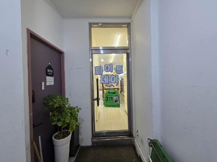 본건 101호 출입문[CU편의점 뒷문과 왼쪽 출입문(커먼)]