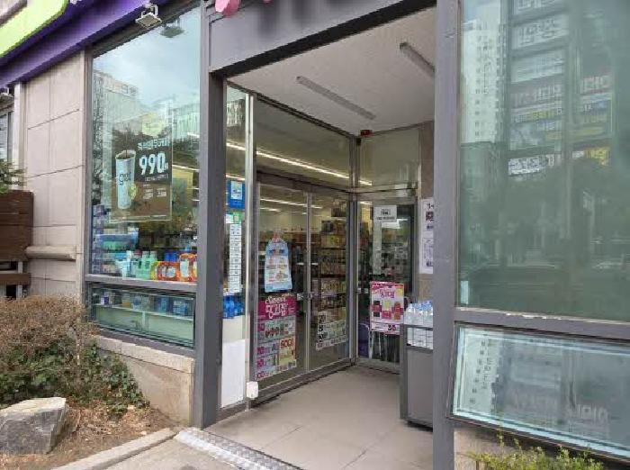 본건 101호 CU 편의점 출입구