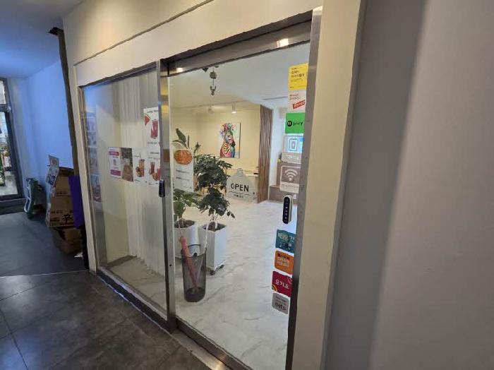 본건 101호 카페 라라 출입구