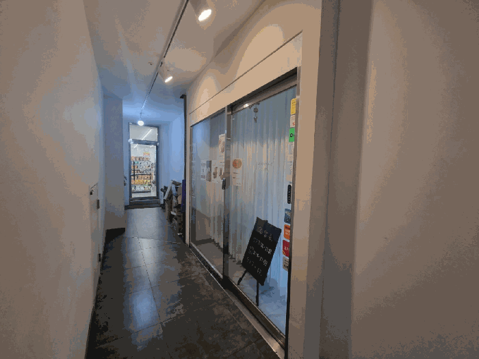 본건내부일부(커피숍출입구)