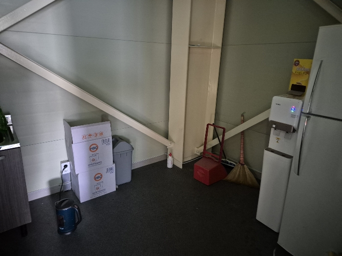 [본건 건물 2층 탕비실 전경]