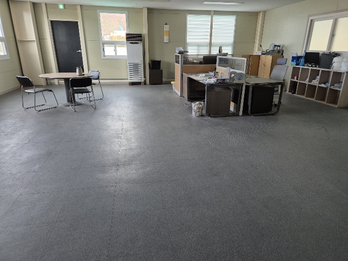 [본건 건물 2층 사무실 전경]