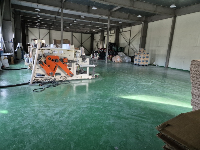 [본건 건물 1층 공장 전경]