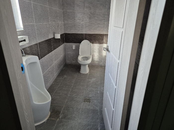 [본건 건물 1층 화장실 전경]