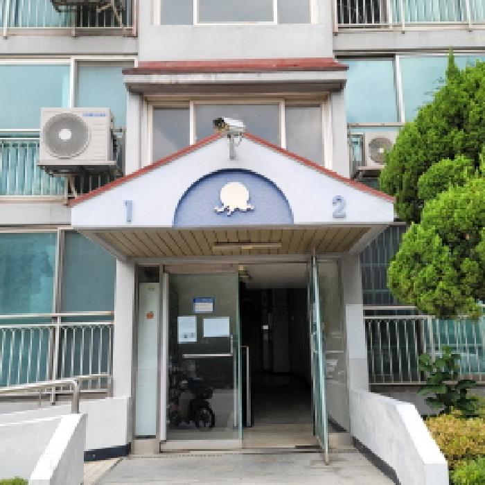 공동현관 출입구 전경(`101`동 표시 있음)