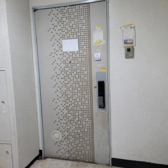 전유부분 출입구 전경(안내문 부착)