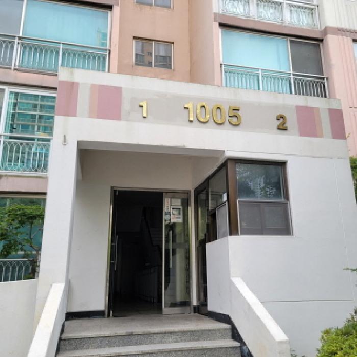 공동현관 출입구 전경(`1005`동 표시 있음)