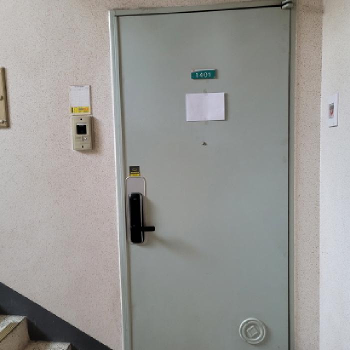 전유부분 출입구 전경(안내문 부착)