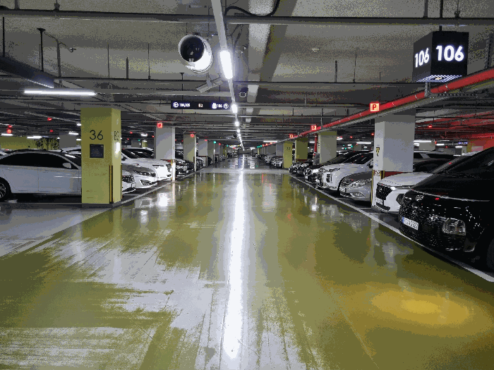 본건 건물 지하주차장 전경