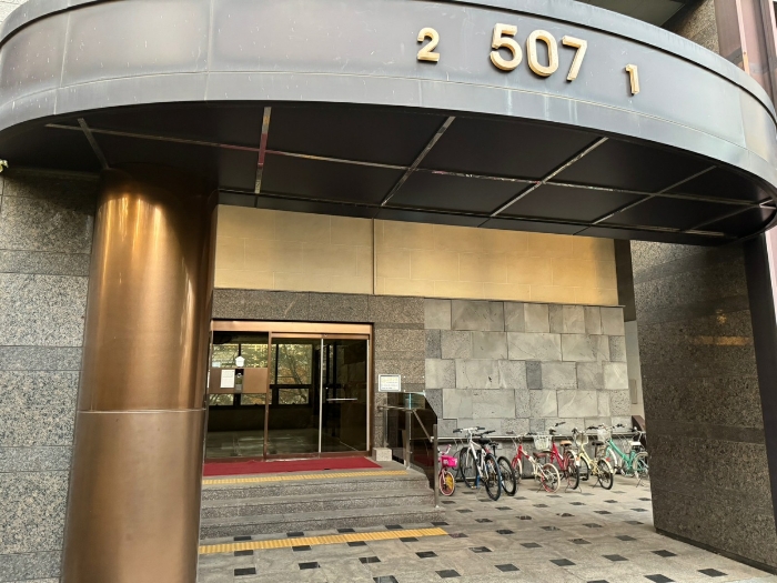 본건 공동현관 전경