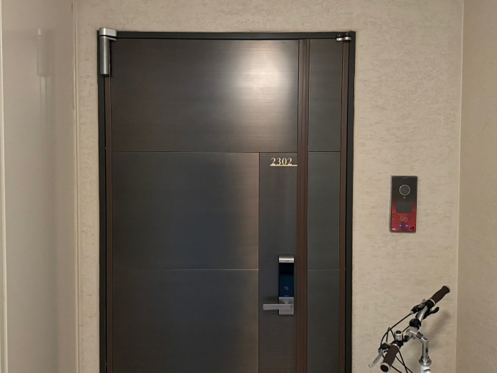 본건 현관문 전경