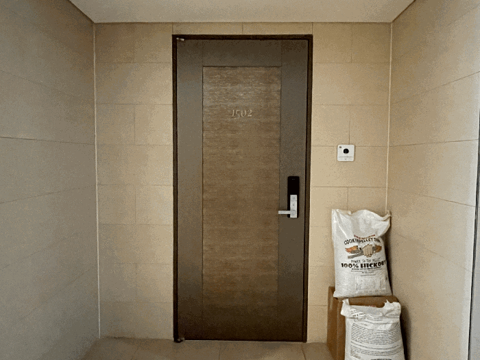 본건 현관출입문 전경