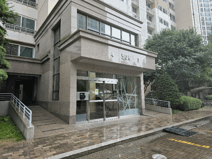 본건 동 출입구