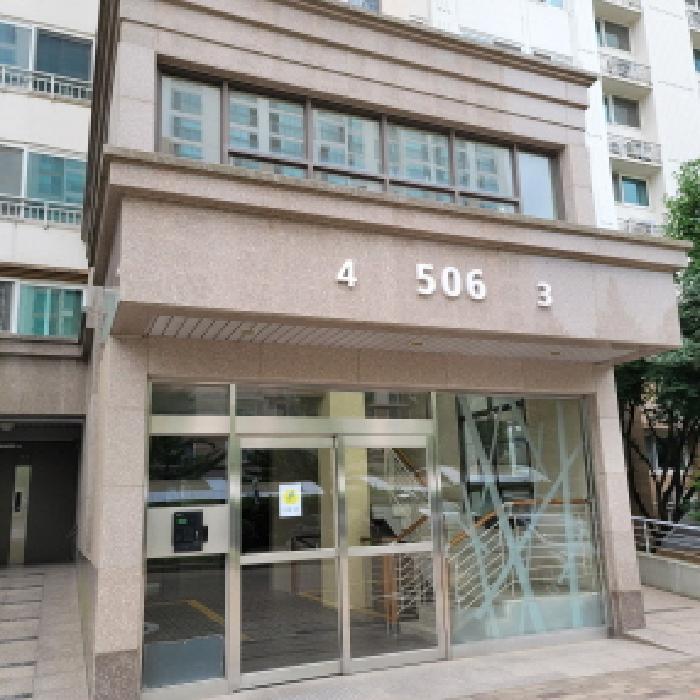 공동현관 출입구 전경(`506` 표시 있음)