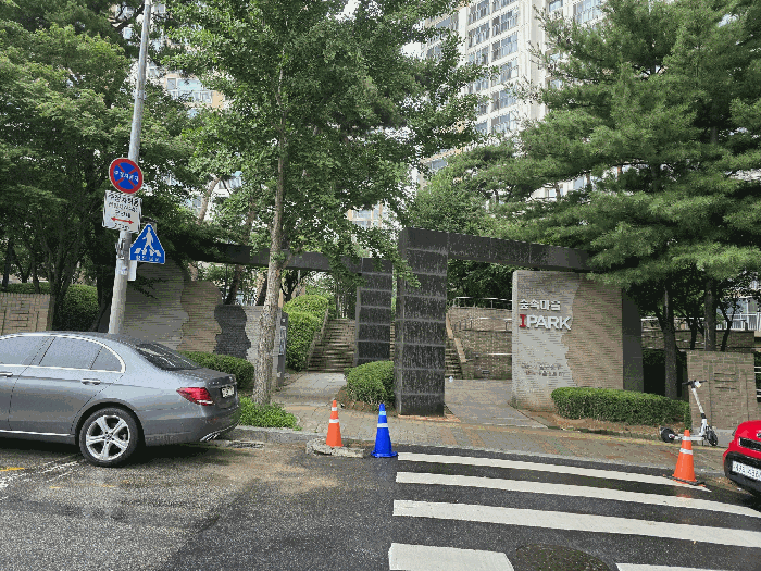 아파트 후문 출입구